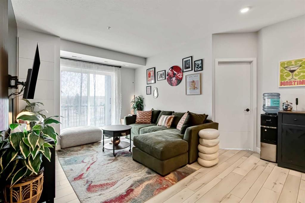 208-255 Les Jardins Park Se, Calgary, AB - Indoor Photo Showing Living Room