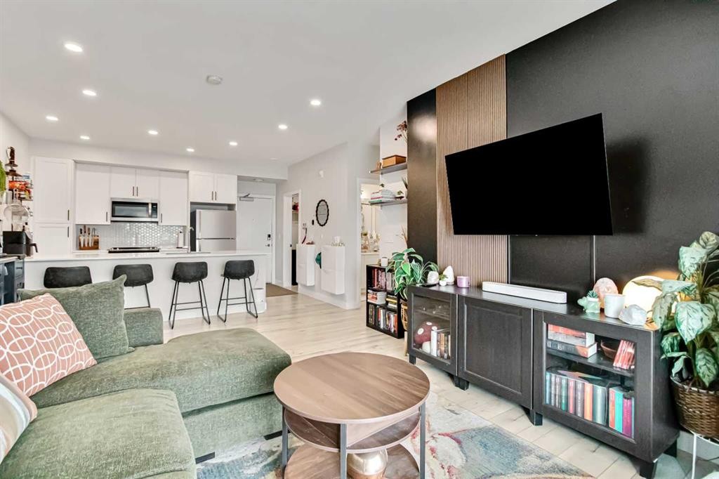 208-255 Les Jardins Park Se, Calgary, AB - Indoor Photo Showing Living Room