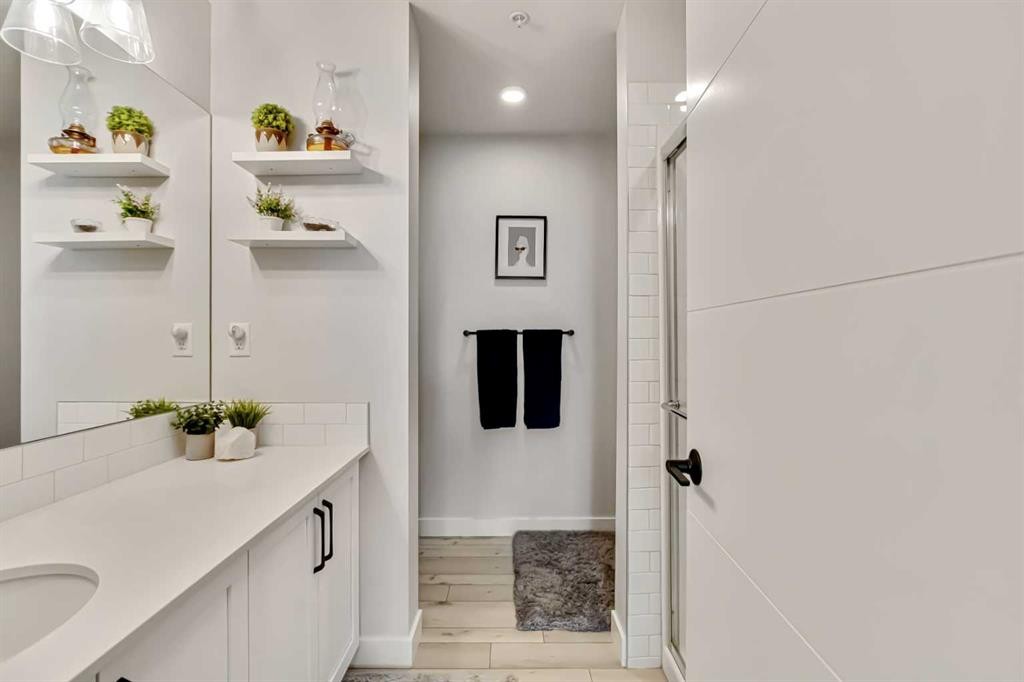 208-255 Les Jardins Park Se, Calgary, AB - Indoor Photo Showing Bathroom