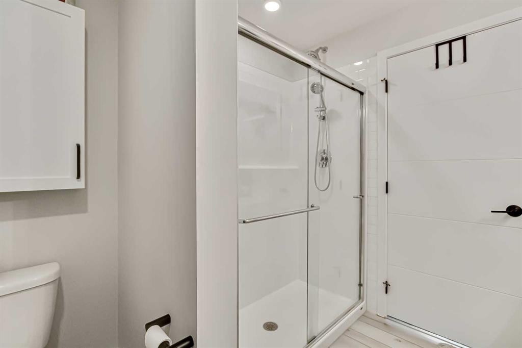 208-255 Les Jardins Park Se, Calgary, AB - Indoor Photo Showing Bathroom