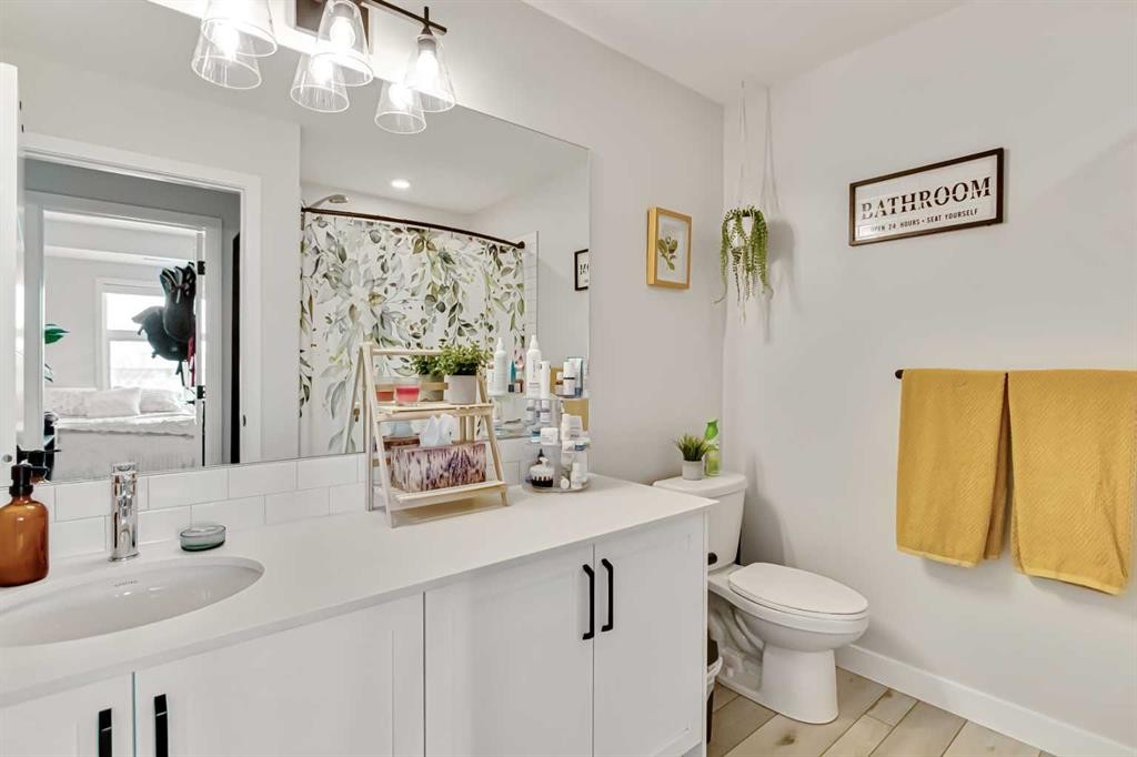 208-255 Les Jardins Park Se, Calgary, AB - Indoor Photo Showing Bathroom