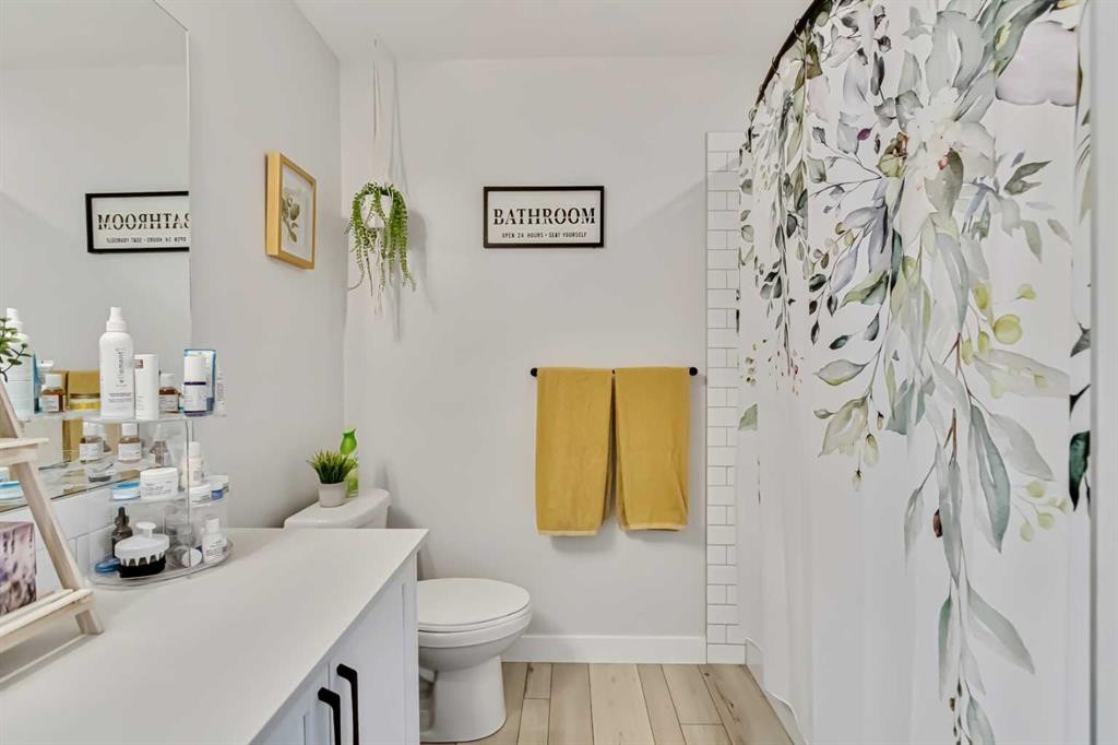 208-255 Les Jardins Park Se, Calgary, AB - Indoor Photo Showing Bathroom