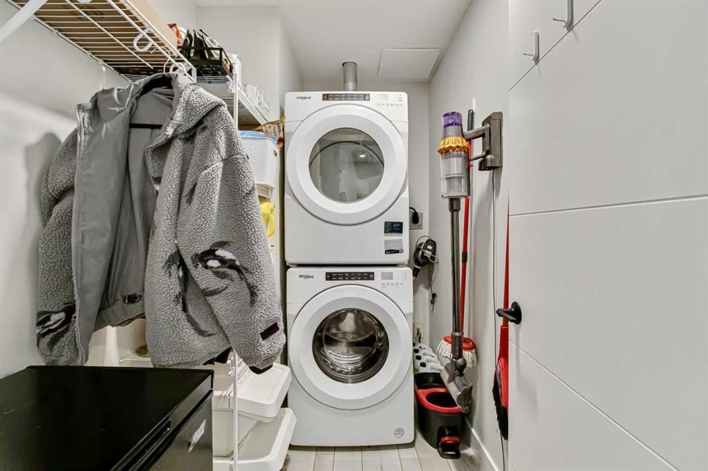 208-255 Les Jardins Park Se, Calgary, AB - Indoor Photo Showing Laundry Room