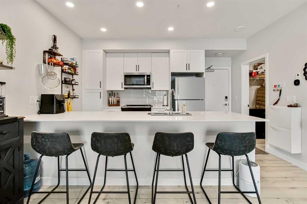 208-255 Les Jardins Park Se, Calgary, AB - Indoor Photo Showing Kitchen With Stainless Steel Kitchen With Upgraded Kitchen
