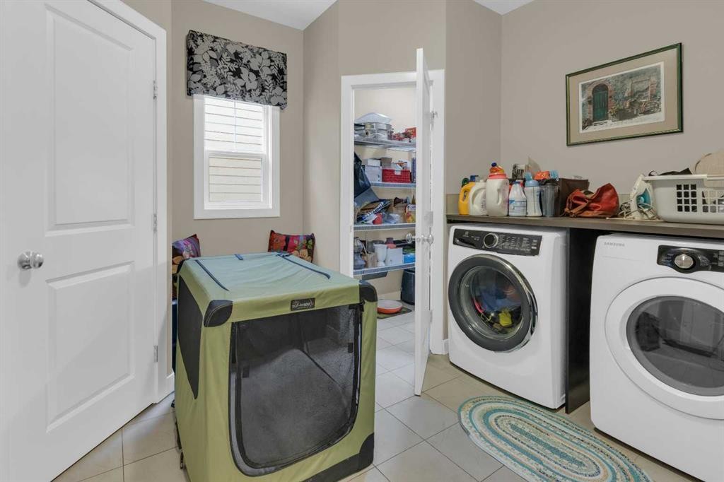 172 Ridge View Close, Cochrane, AB - Indoor Photo Showing Laundry Room