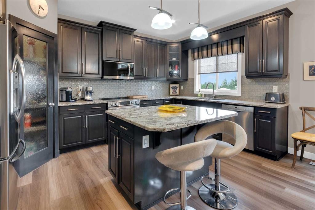 172 Ridge View Close, Cochrane, AB - Indoor Photo Showing Kitchen With Upgraded Kitchen