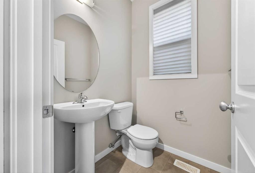 1607 2 Street Nw, Calgary, AB - Indoor Photo Showing Bathroom