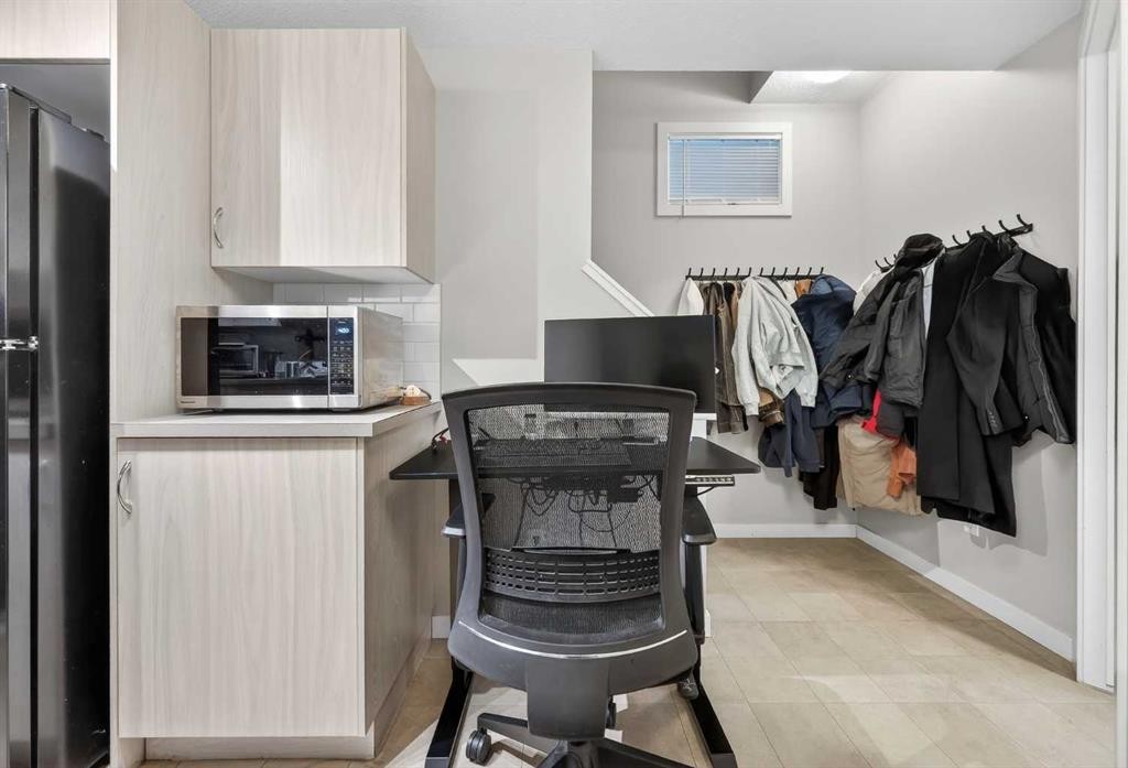 1607 2 Street Nw, Calgary, AB - Indoor