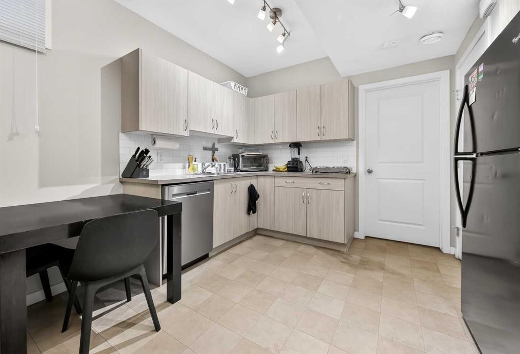 1607 2 Street Nw, Calgary, AB - Indoor Photo Showing Kitchen