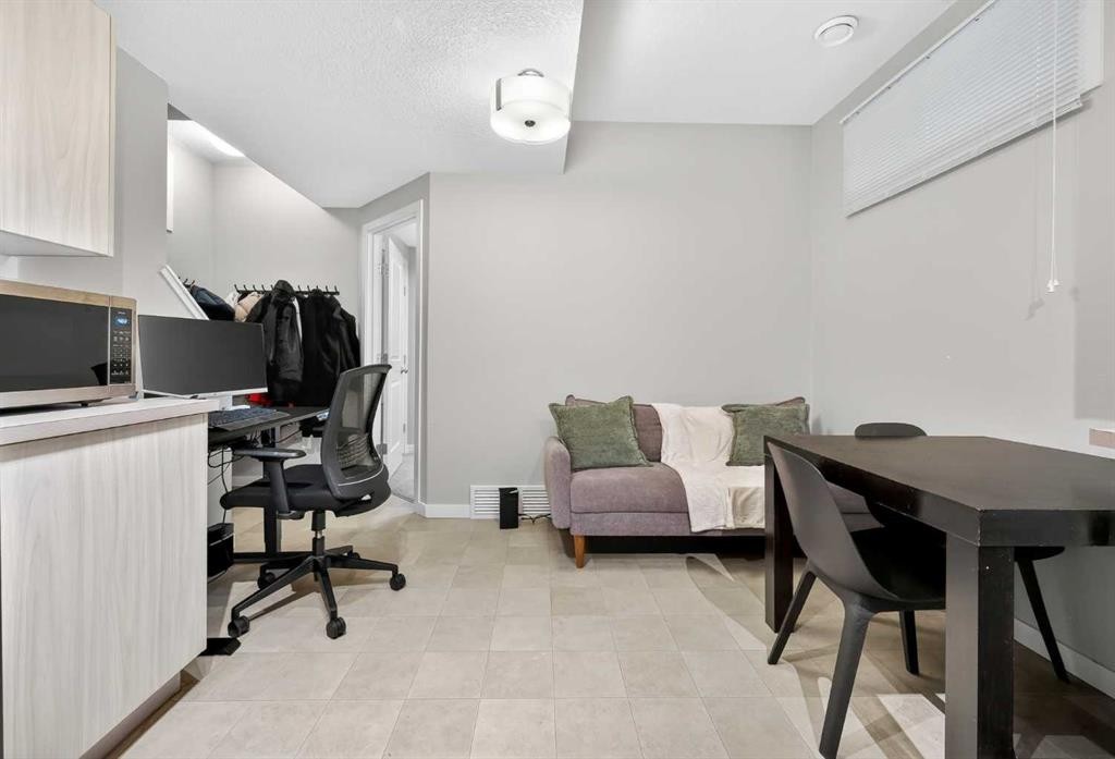 1607 2 Street Nw, Calgary, AB - Indoor