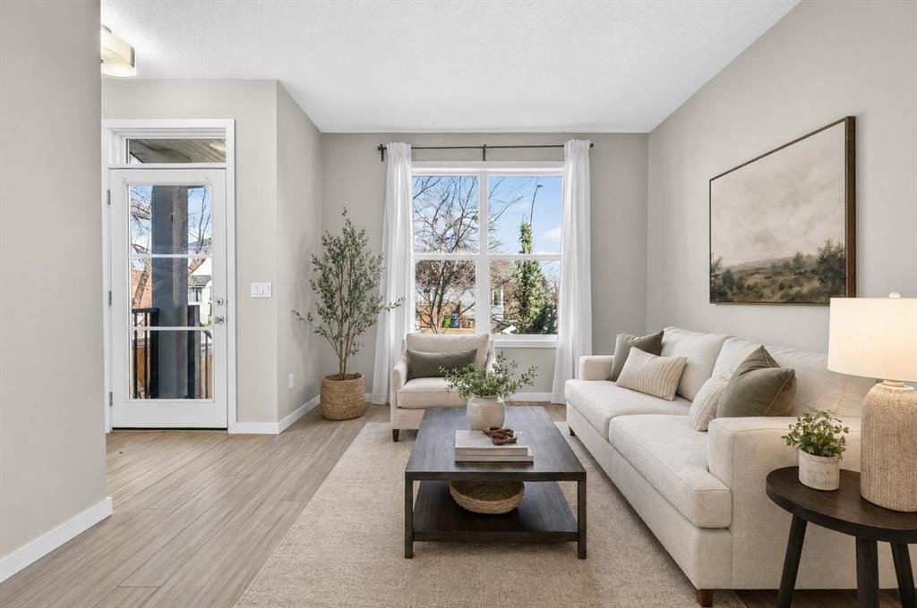 1607 2 Street Nw, Calgary, AB - Indoor Photo Showing Living Room