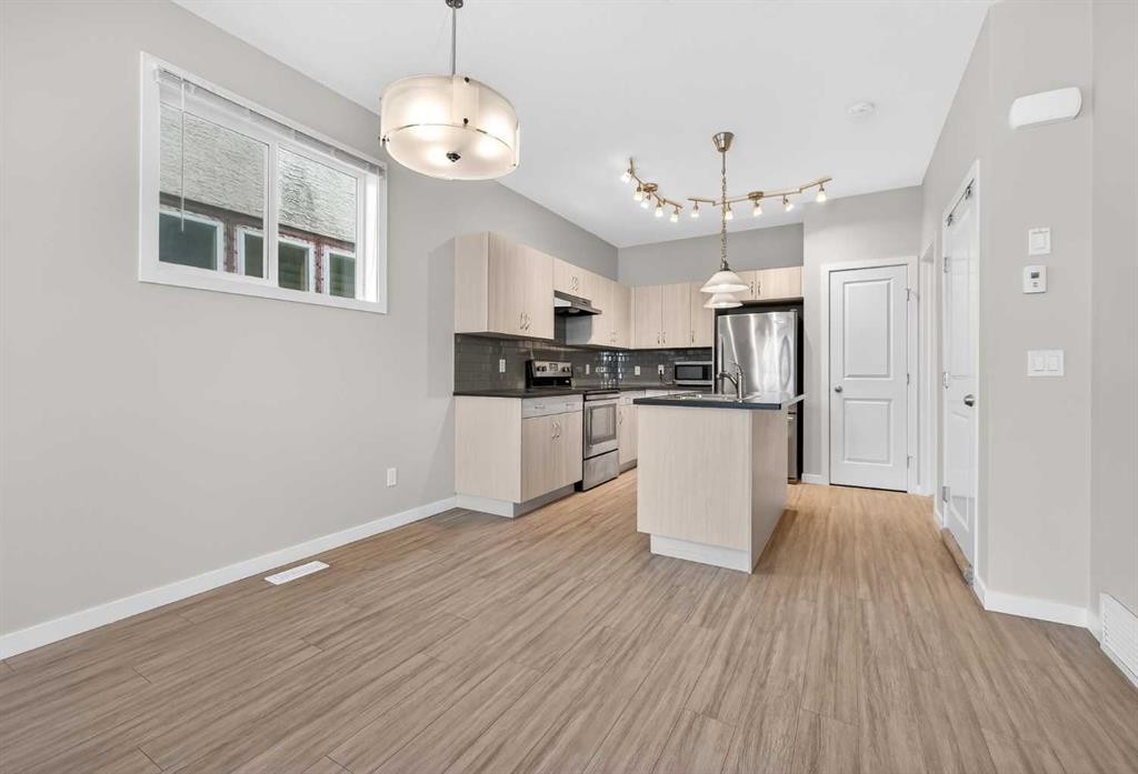 1607 2 Street Nw, Calgary, AB - Indoor Photo Showing Kitchen