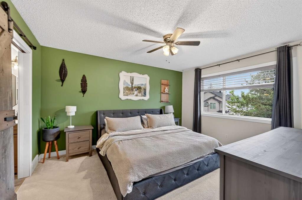 30 Douglasdale Point Se, Calgary, AB