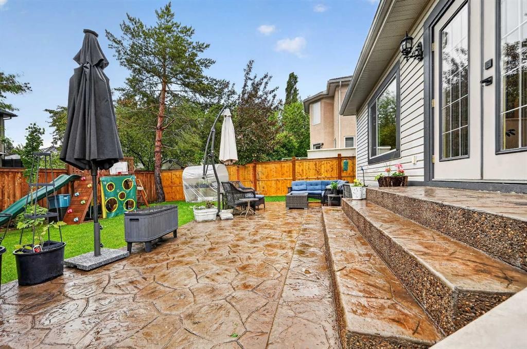 30 Douglasdale Point Se, Calgary, AB