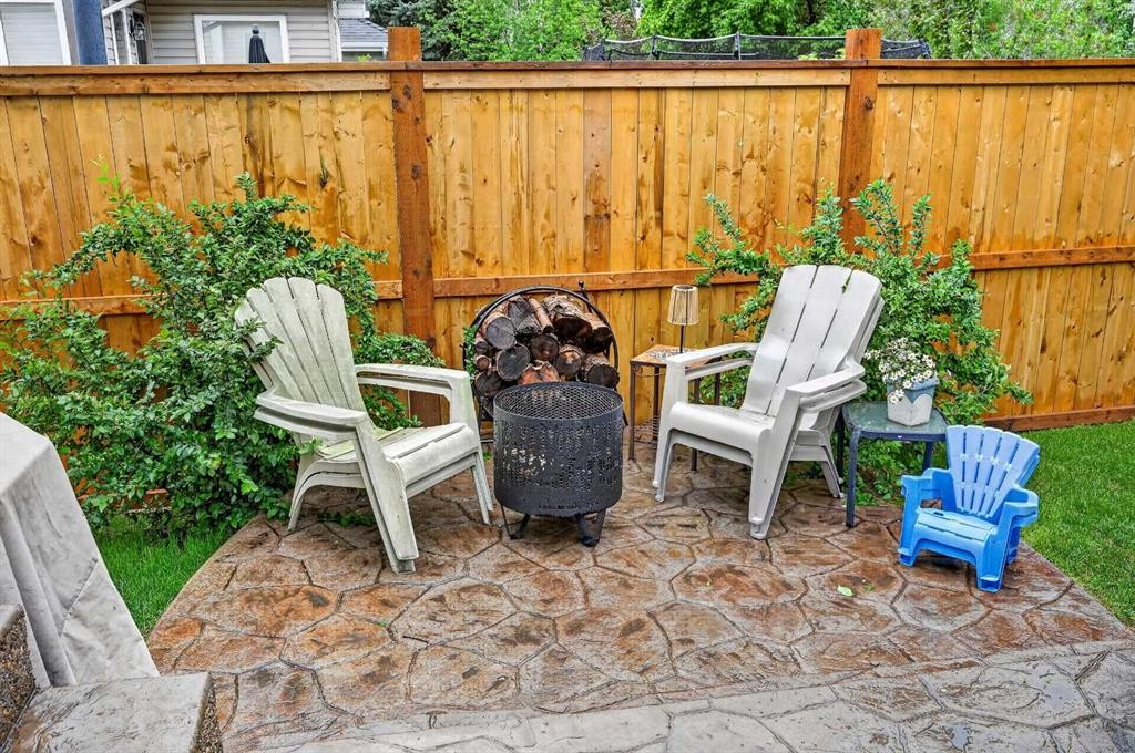 30 Douglasdale Point Se, Calgary, AB