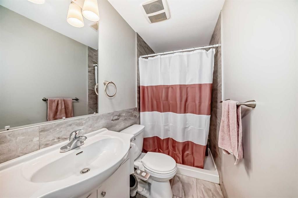 49 Aspen Hills Drive Sw, Calgary, AB - Indoor Photo Showing Bathroom