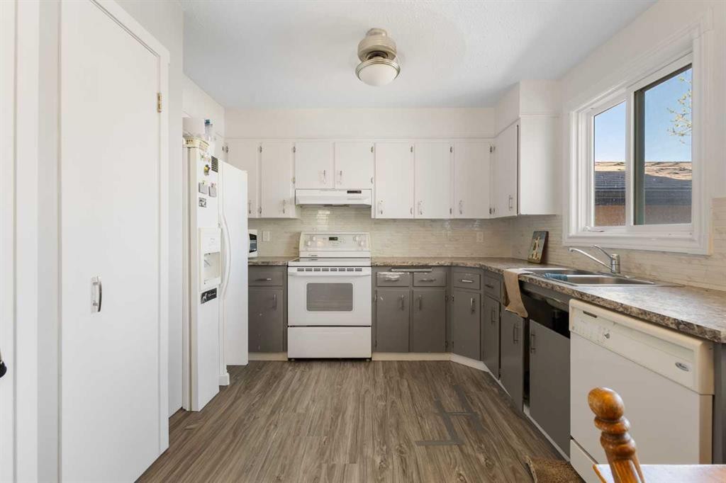 252 Templeview Way Ne, Calgary, AB - Indoor Photo Showing Kitchen With Double Sink