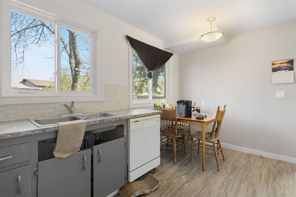 252 Templeview Way Ne, Calgary, AB - Indoor Photo Showing Kitchen With Double Sink
