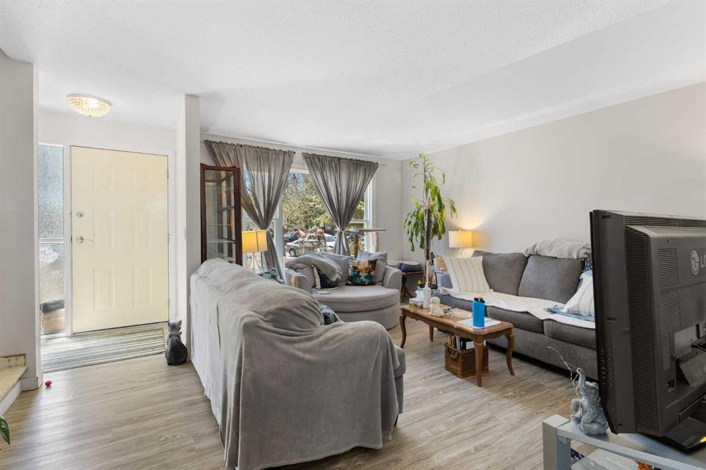 252 Templeview Way Ne, Calgary, AB - Indoor Photo Showing Living Room