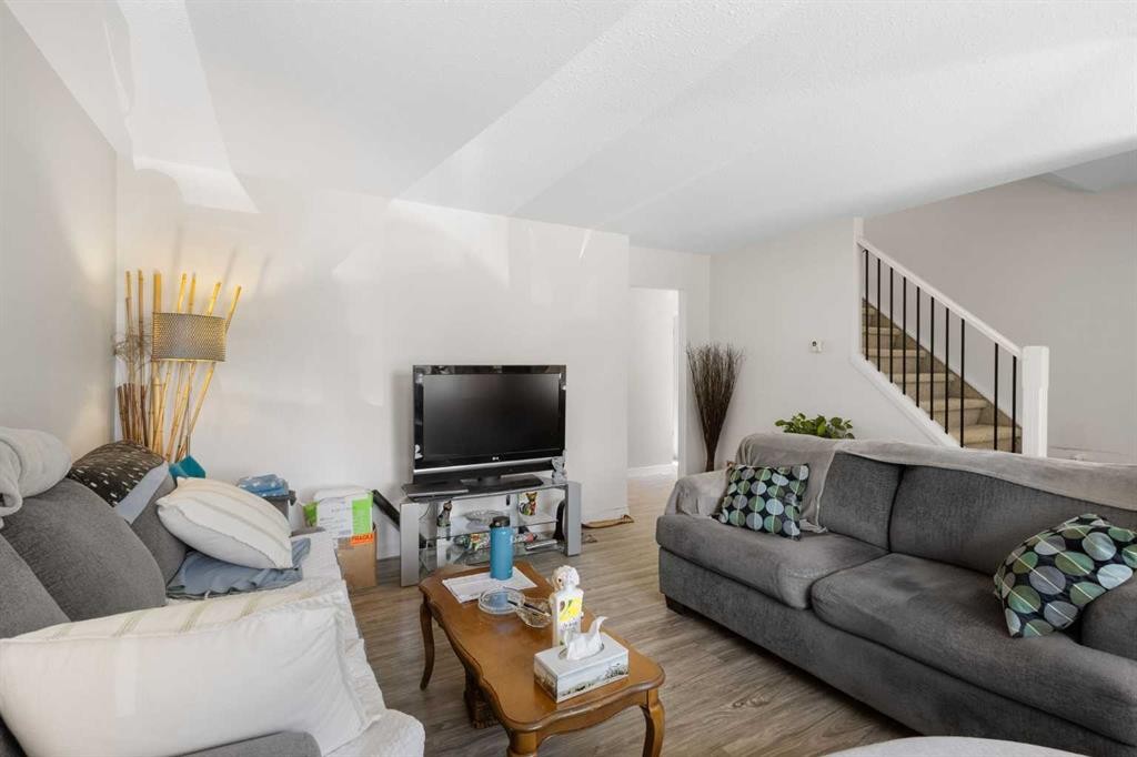 252 Templeview Way Ne, Calgary, AB - Indoor Photo Showing Living Room