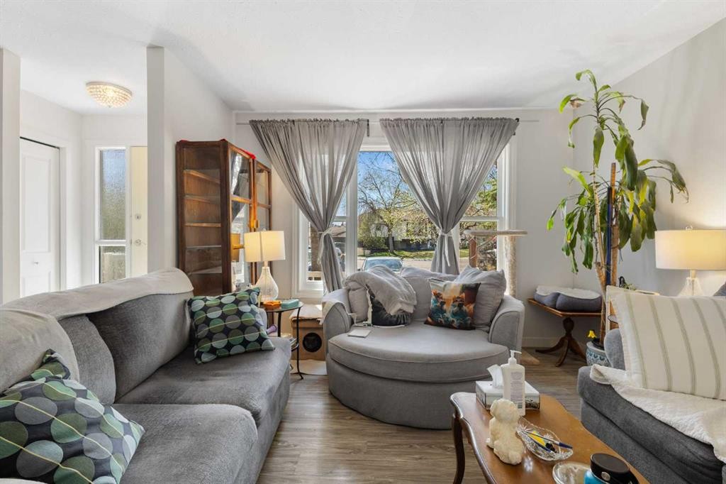 252 Templeview Way Ne, Calgary, AB - Indoor Photo Showing Living Room