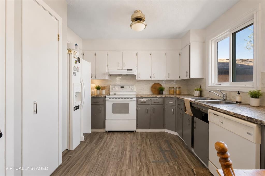 252 Templeview Way Ne, Calgary, AB - Indoor Photo Showing Kitchen With Double Sink