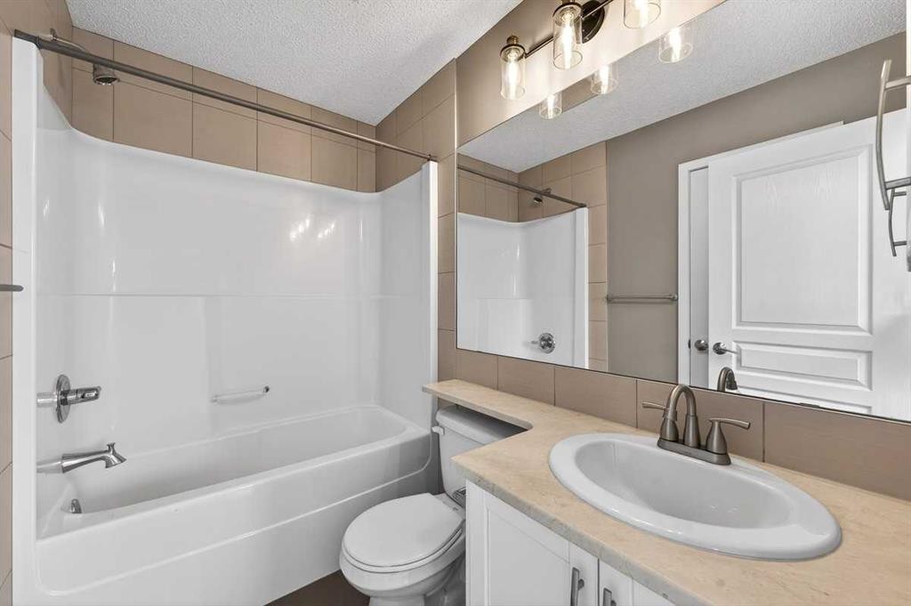 108 Auburn Crest Park Se, Calgary, AB - Indoor Photo Showing Bathroom
