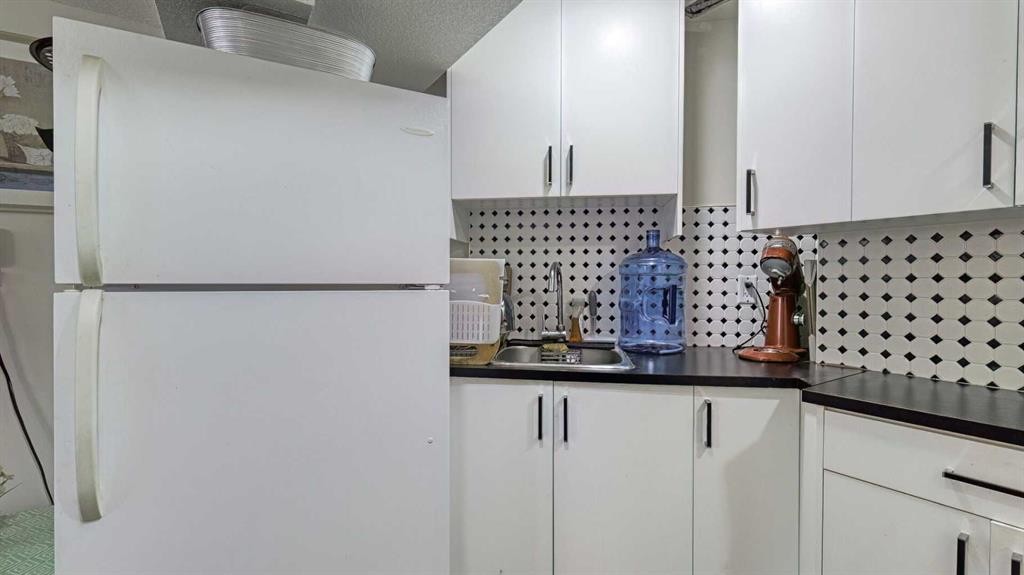 54 Saddlecreek Crescent Ne, Calgary, AB - Indoor Photo Showing Kitchen