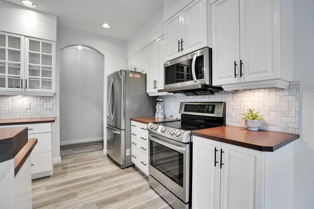 74 Cranleigh Green Se, Calgary, AB - Indoor Photo Showing Kitchen