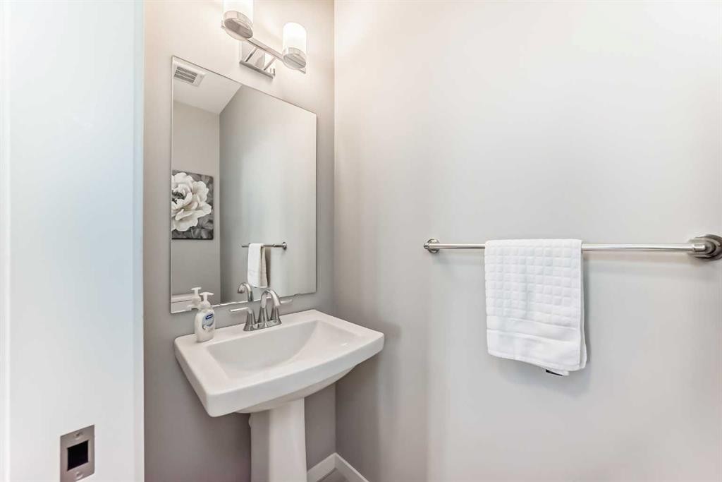 984 Seton Circle Se, Calgary, AB - Indoor Photo Showing Bathroom