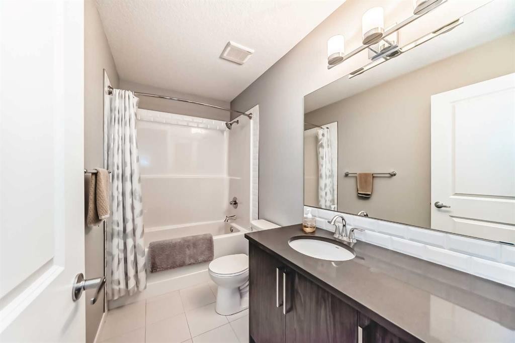 984 Seton Circle Se, Calgary, AB - Indoor Photo Showing Bathroom