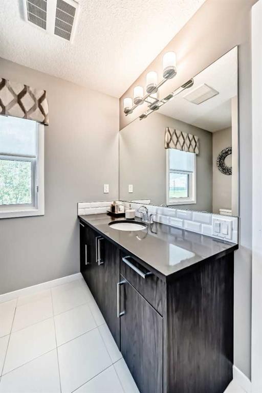 984 Seton Circle Se, Calgary, AB - Indoor Photo Showing Bathroom