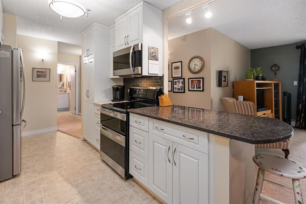 210-111 14 Avenue Se, Calgary, AB - Indoor Photo Showing Kitchen