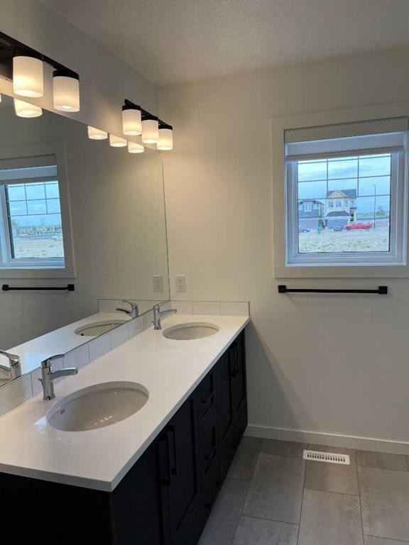 49 Legacy Point Terrace Se, Calgary, AB - Indoor Photo Showing Bathroom