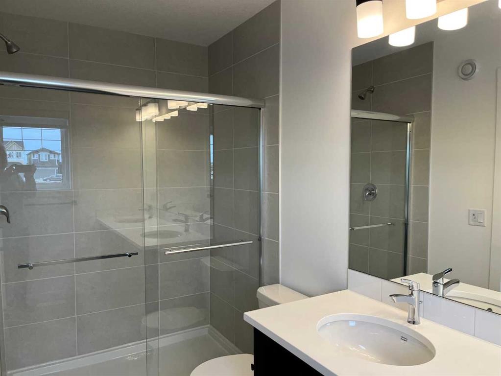49 Legacy Point Terrace Se, Calgary, AB - Indoor Photo Showing Bathroom