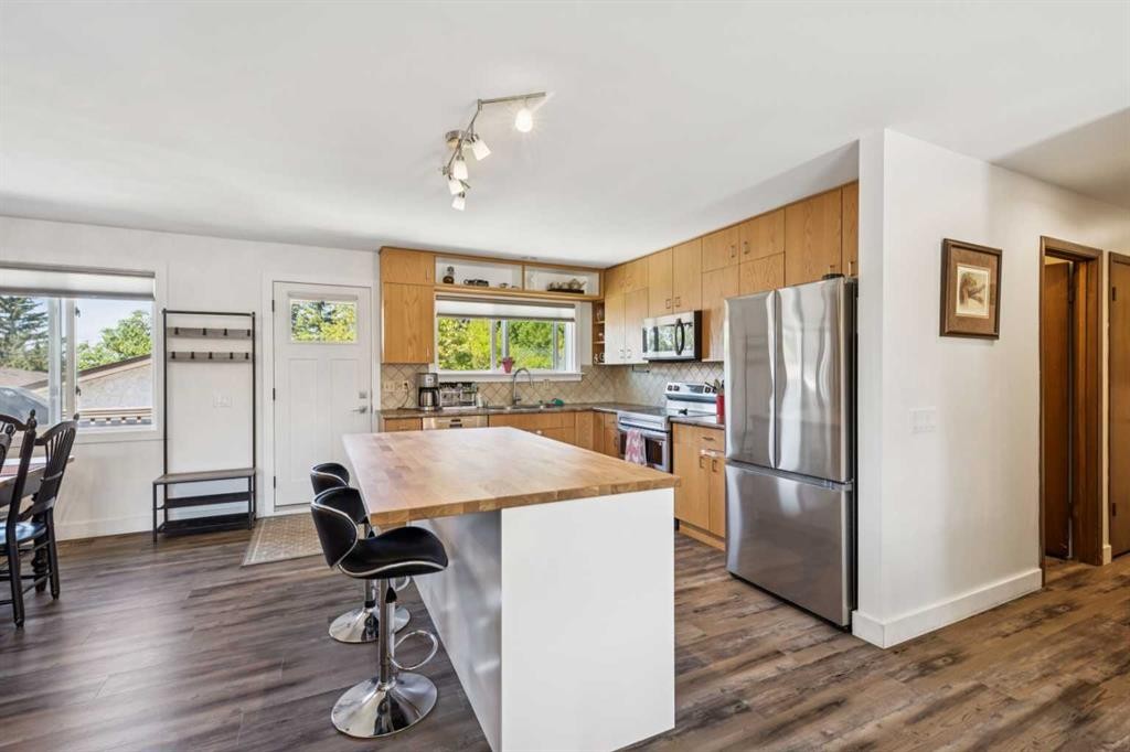 215 Silver Valley Rise Nw, Calgary, AB - Indoor Photo Showing Kitchen With Double Sink