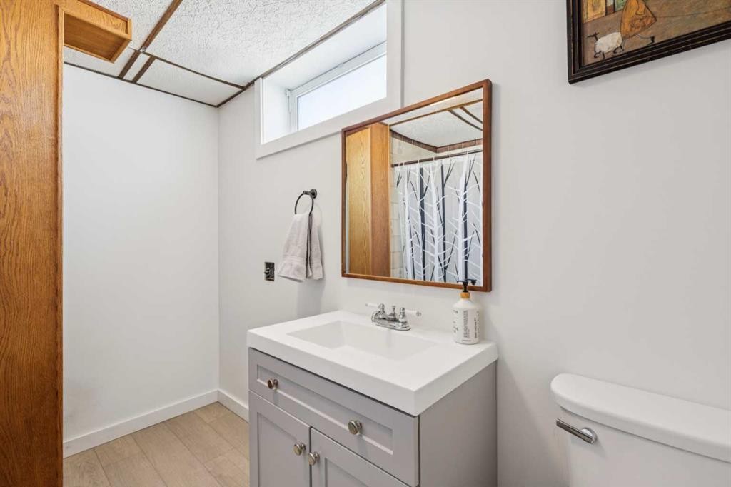 215 Silver Valley Rise Nw, Calgary, AB - Indoor Photo Showing Bathroom