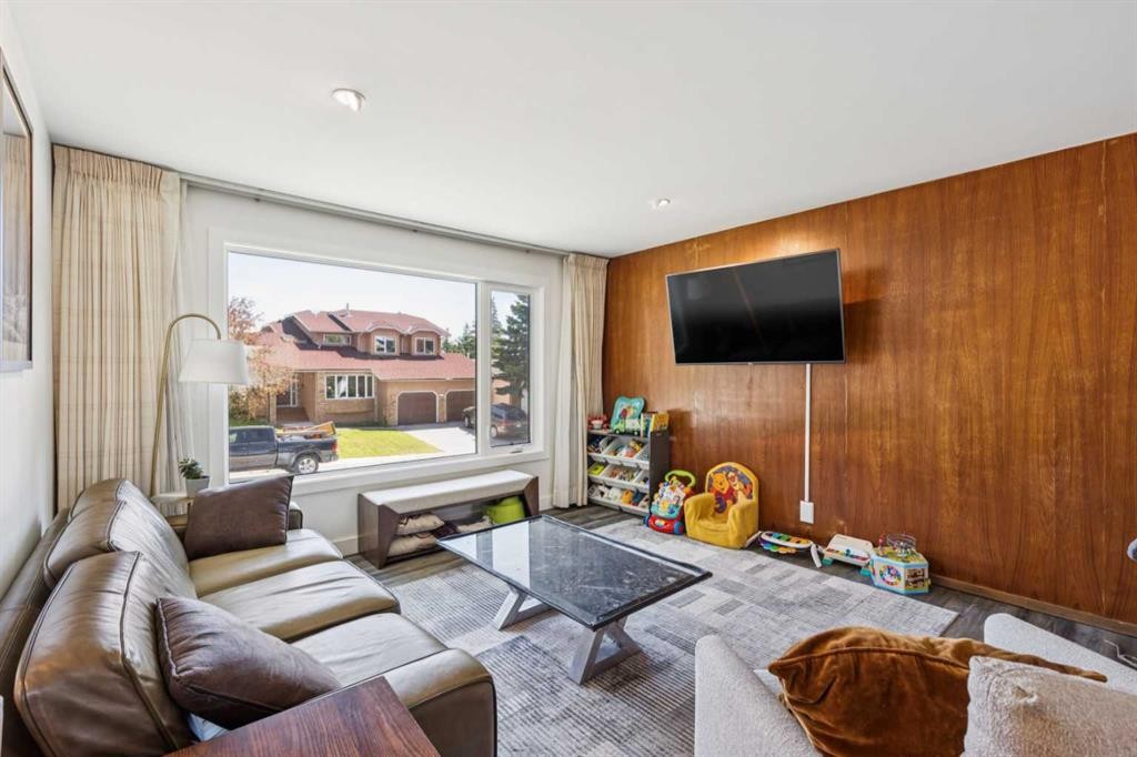 215 Silver Valley Rise Nw, Calgary, AB - Indoor Photo Showing Living Room