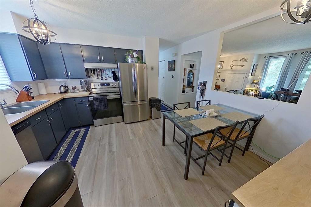 3232 Doverville Crescent Se, Calgary, AB - Indoor Photo Showing Kitchen With Double Sink
