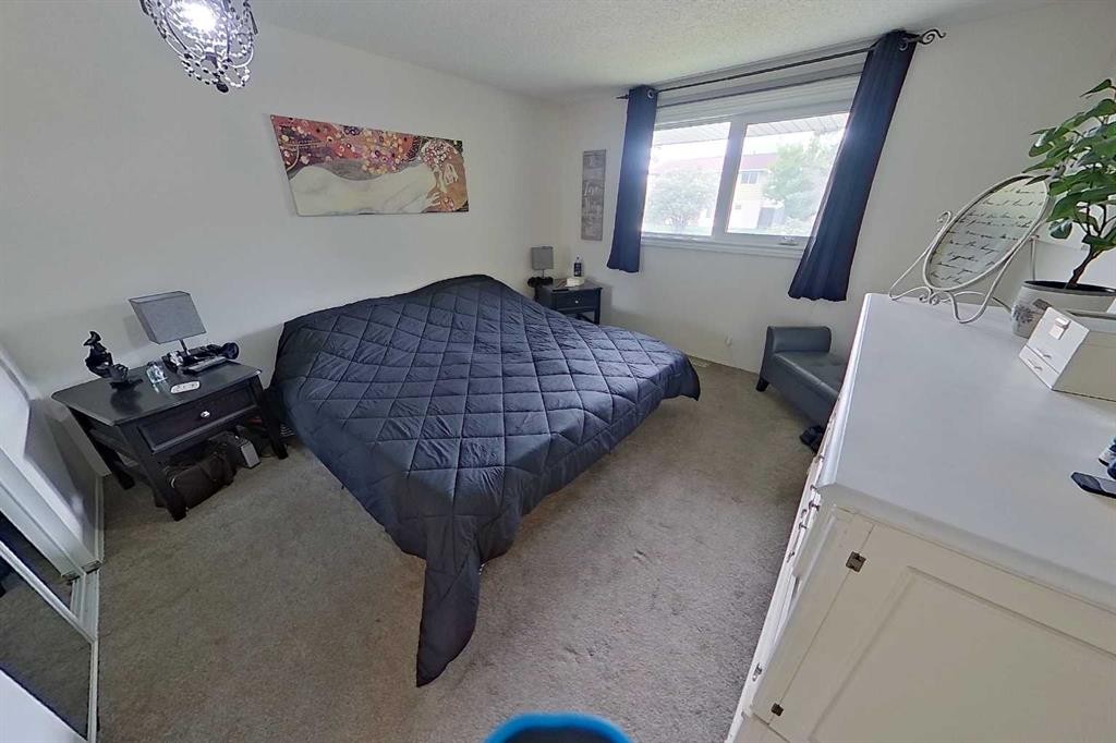 3232 Doverville Crescent Se, Calgary, AB - Indoor Photo Showing Bedroom
