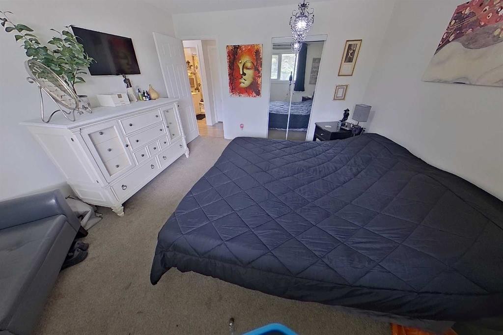 3232 Doverville Crescent Se, Calgary, AB - Indoor Photo Showing Bedroom