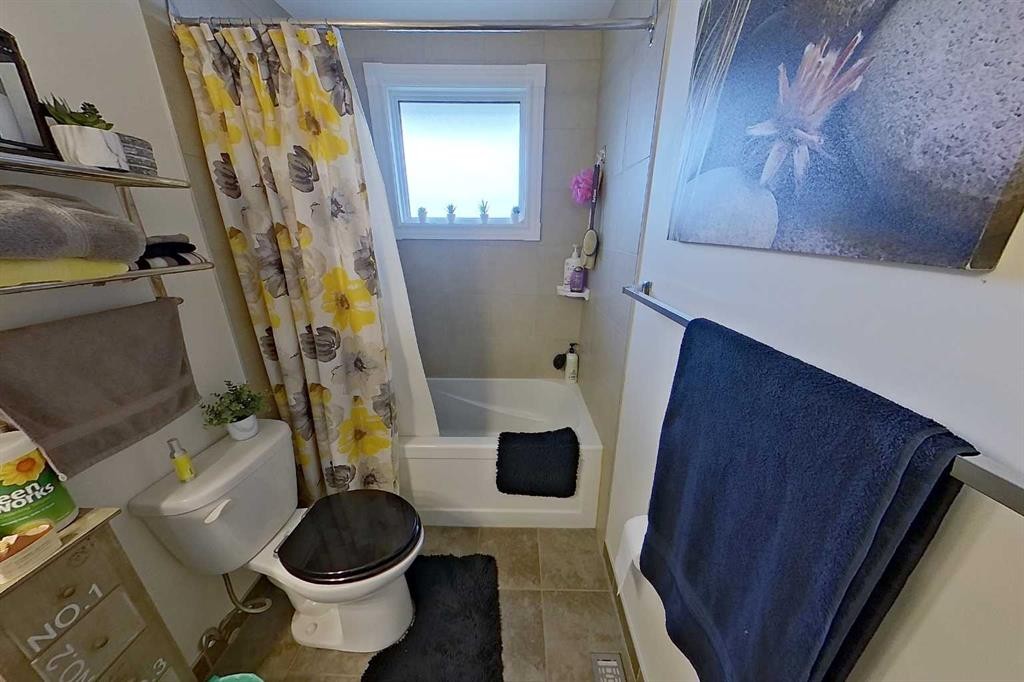 3232 Doverville Crescent Se, Calgary, AB - Indoor Photo Showing Bathroom