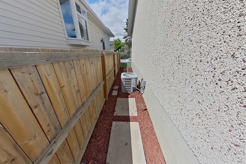 3232 Doverville Crescent Se, Calgary, AB - Outdoor