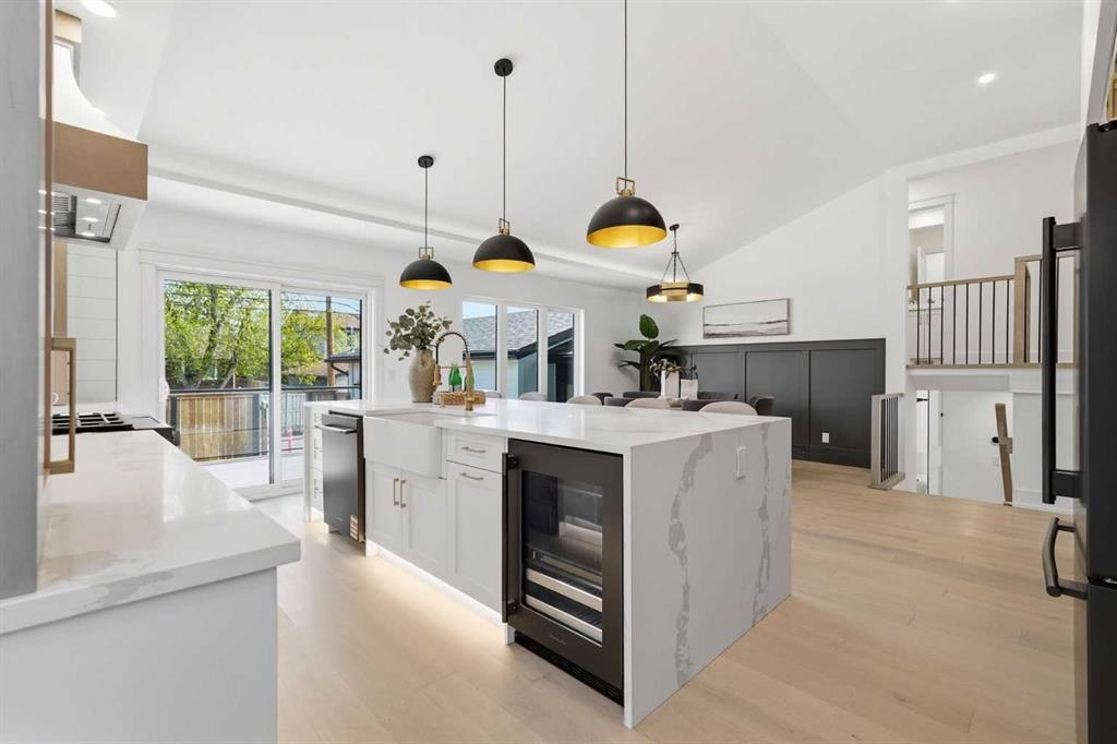 60 Lake Lucerne Close Se, Calgary, AB - Indoor Photo Showing Kitchen
