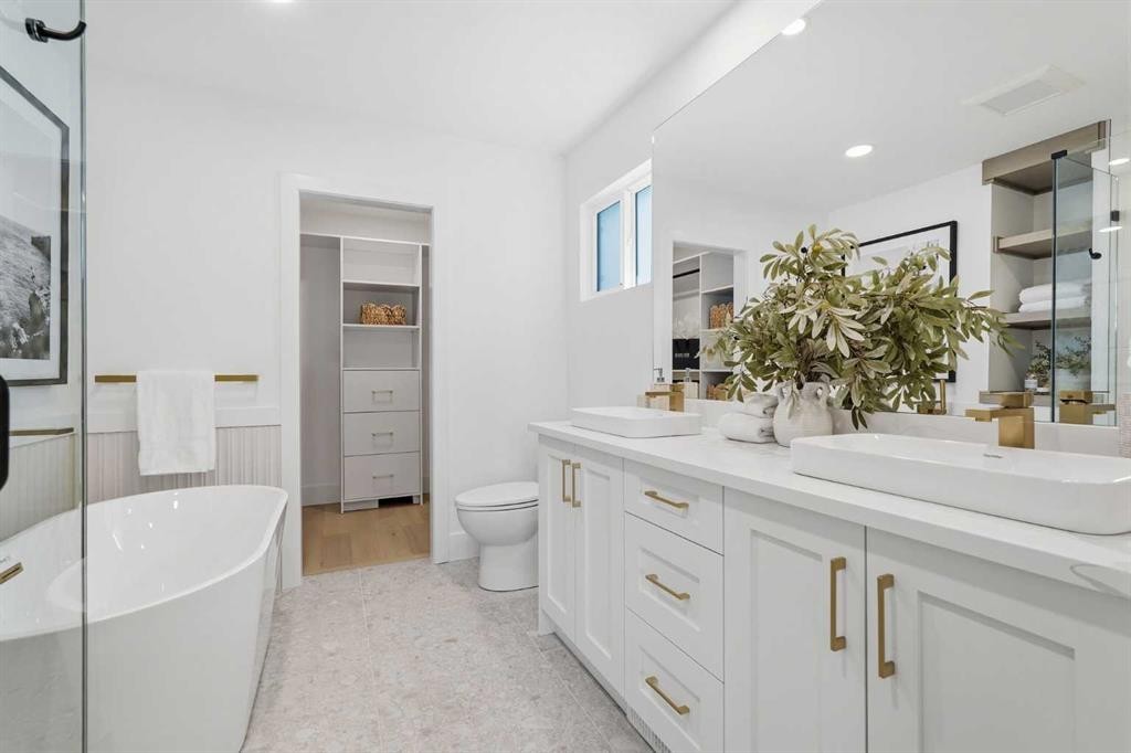 60 Lake Lucerne Close Se, Calgary, AB - Indoor Photo Showing Bathroom