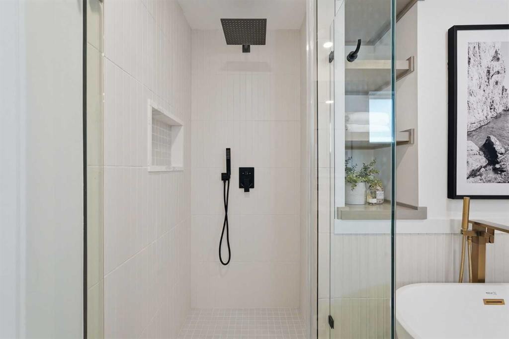 60 Lake Lucerne Close Se, Calgary, AB - Indoor Photo Showing Bathroom