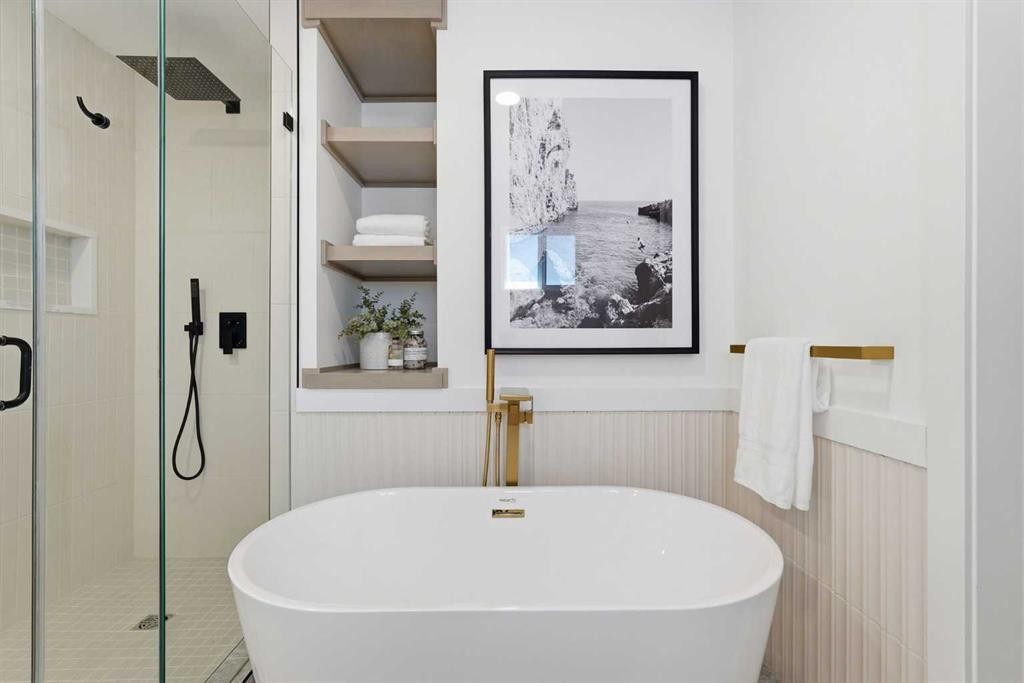 60 Lake Lucerne Close Se, Calgary, AB - Indoor Photo Showing Bathroom