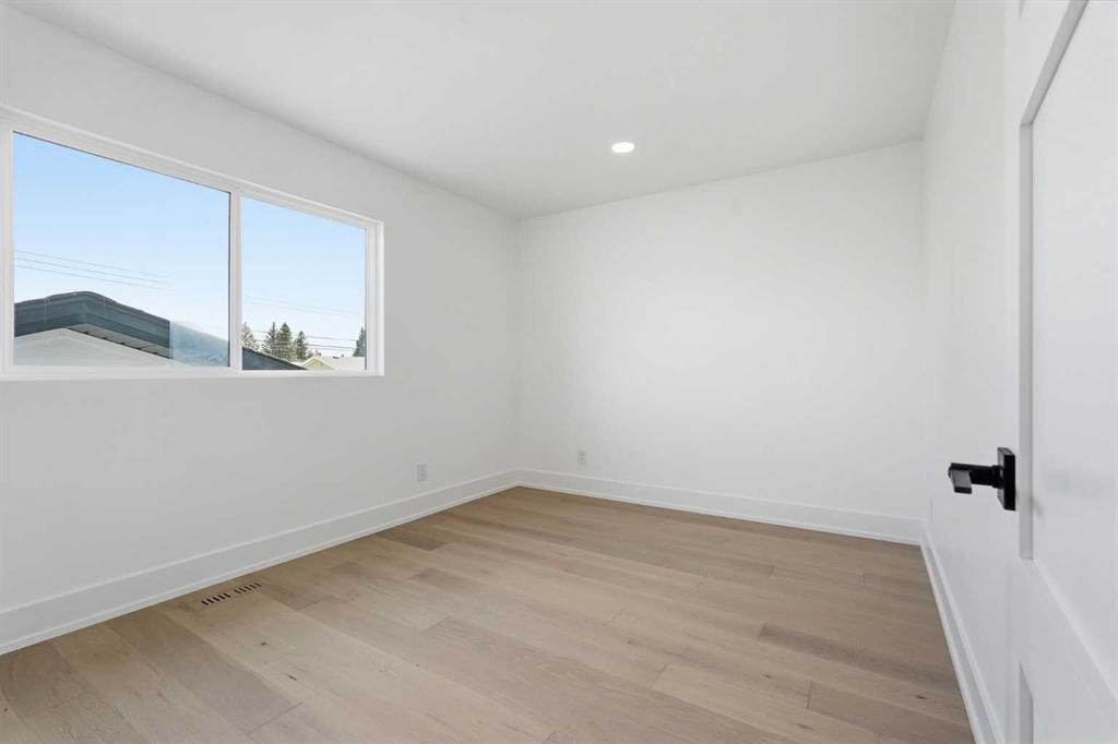 60 Lake Lucerne Close Se, Calgary, AB - Indoor Photo Showing Other Room