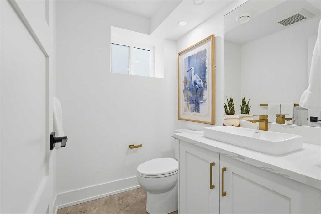 60 Lake Lucerne Close Se, Calgary, AB - Indoor Photo Showing Bathroom