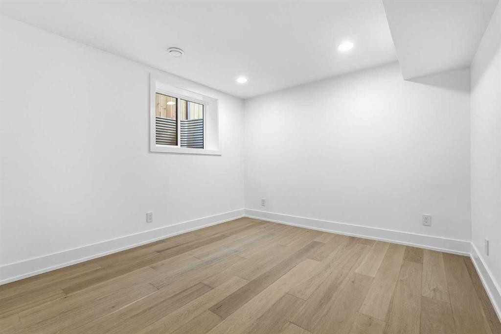 60 Lake Lucerne Close Se, Calgary, AB - Indoor Photo Showing Other Room
